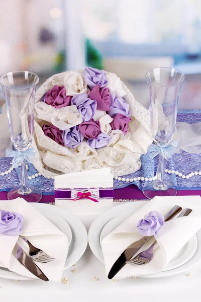 在餐厅背景的紫色颜色服务神话般的婚礼表 — 图库照片