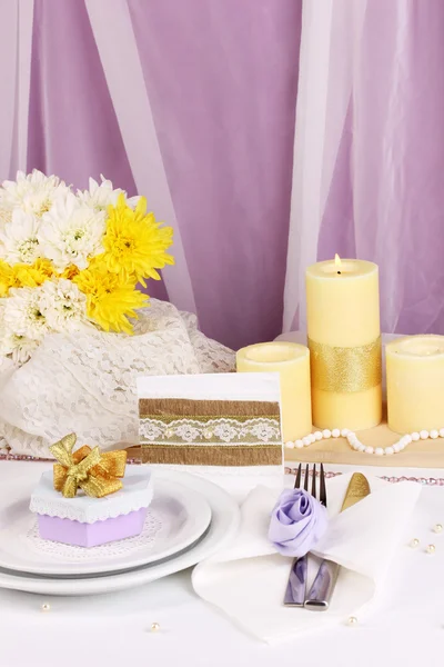 Som serverar fantastiska bröllop tabell i lila och gul färg på vit och lila tyg bakgrund — Stockfoto