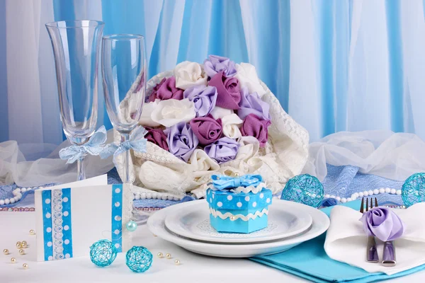 Servindo fabulosa mesa de casamento na cor azul no fundo de tecido azul e branco — Fotografia de Stock