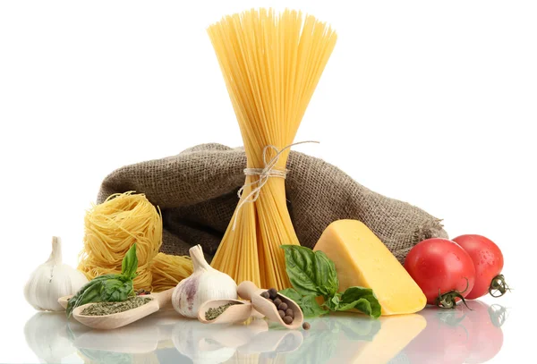 Pasta spagetti, grönsaker och kryddor, isolerad på vit — Stockfoto