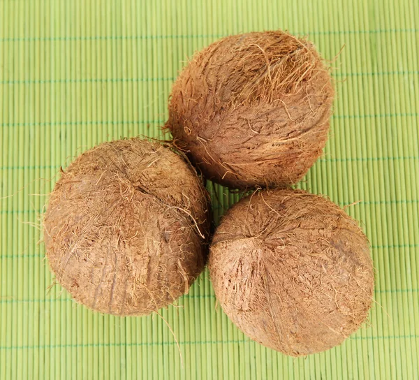Kokosy na zeleném proutěném stožáru zblízka — Stock fotografie