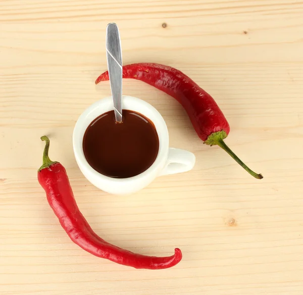 热巧克力和辣椒木制背景上的白色杯子 — 图库照片