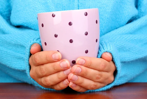 Hands holding mug of hot drink close-up — Stock Photo, Image