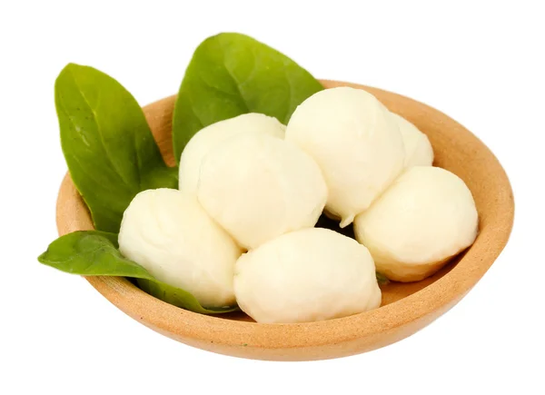 Mozzarella di formaggio con basilico verde nel piatto di argilla isolato su bianco — Foto Stock