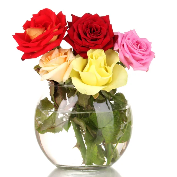 Belles roses dans un vase en verre isolé sur blanc — Photo