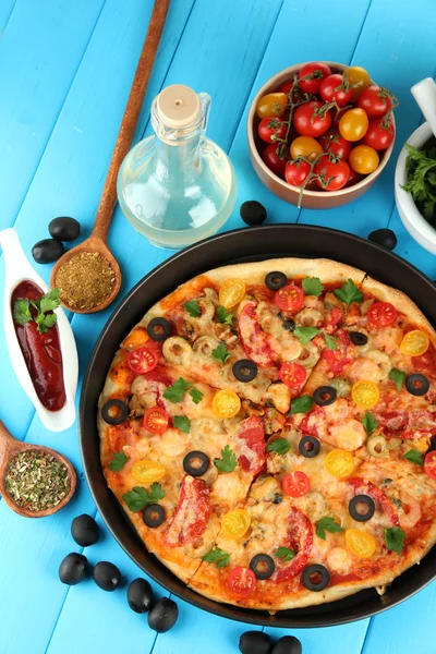 多彩组成的美味披萨、 蔬菜和香料上蓝色木制背景特写 — 图库照片