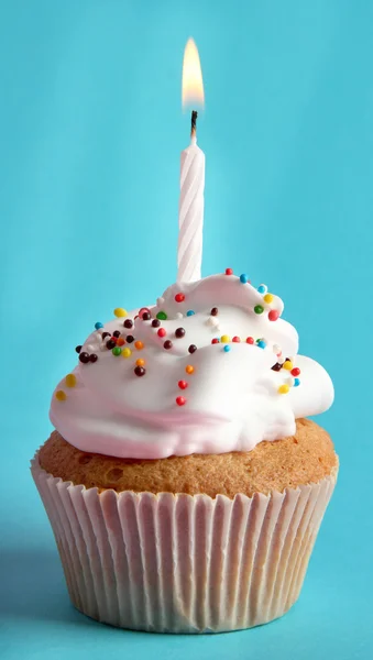 Välsmakande födelsedag cupcake med ljus, på blå bakgrund — Stockfoto