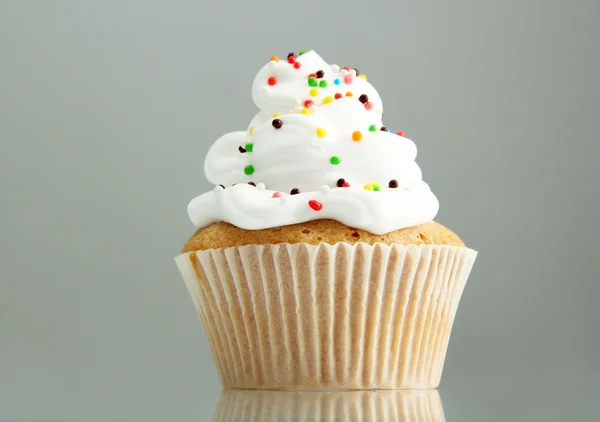 Sabroso cupcake de cumpleaños, sobre fondo gris — Foto de Stock