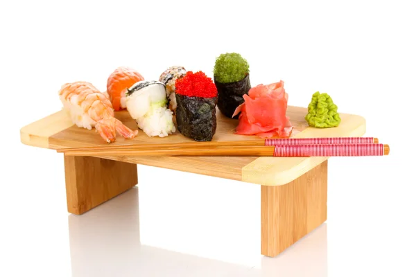 Délicieux sushi servi sur planche de bois isolé sur blanc — Photo