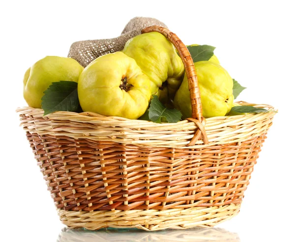 Söt kvittenfrukter med blad i korg, isolerad på vit — Stockfoto