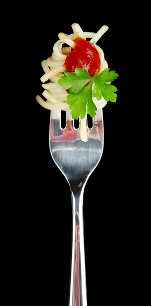 Heerlijke spaghetti op vork close-up op zwarte achtergrond — Stockfoto