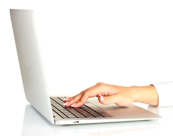 Mani della donna d'affari digitando sul computer portatile, su sfondo bianco primo piano — Foto Stock