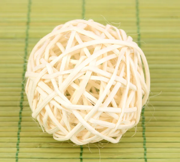 Плетеный бамбуковый мяч на бамбуковом коврике — стоковое фото