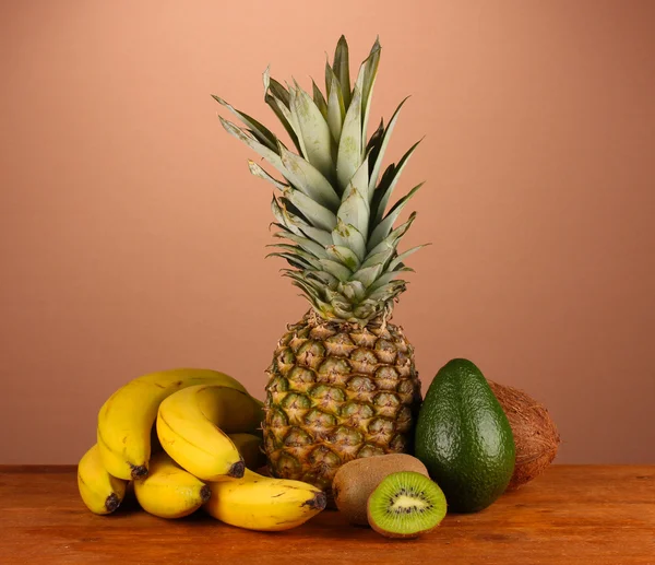 Fruta na mesa no fundo marrom — Fotografia de Stock