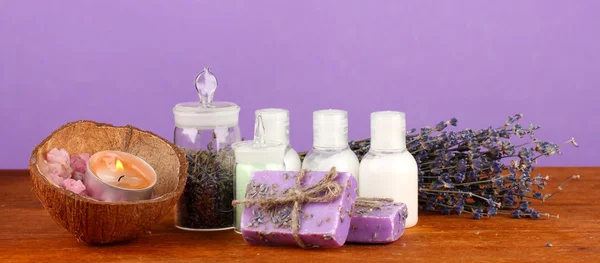 Ingredientes para fabricação de sabão em fundo violeta — Fotografia de Stock