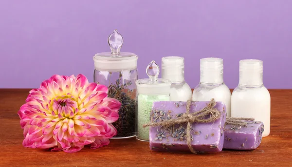 Zutaten für die Seifenherstellung auf violettem Hintergrund — Stockfoto