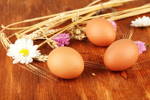 木制背景的煮熟的鸡蛋 — 图库照片