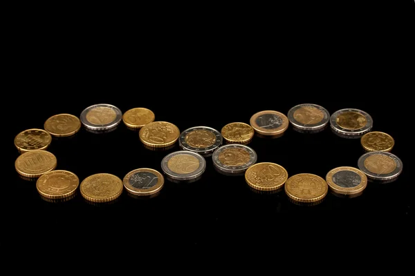 Monety euro na czarnym tle — Zdjęcie stockowe