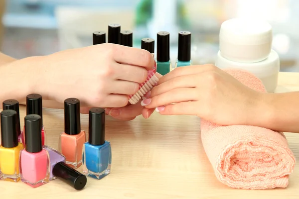 Manicure proces w salonie piękności, zbliżenie — Zdjęcie stockowe