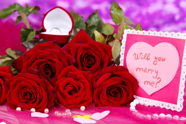 Bellissimo bouquet di rose con San Valentino su tessuto rosa su sfondo viola primo piano — Foto Stock