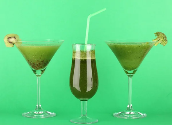 Three kinds of green juice in coctail glasses on color background — Stock Photo, Image