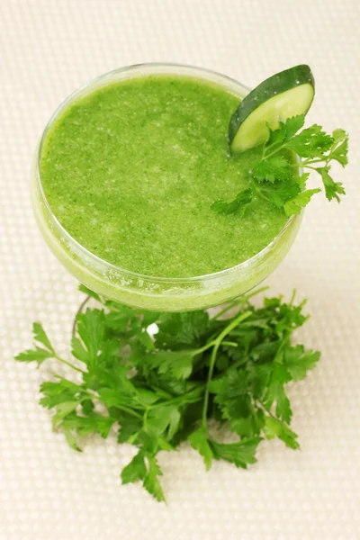 Jus sayuran hijau dalam gelas koktail dengan latar belakang cahaya — Stok Foto