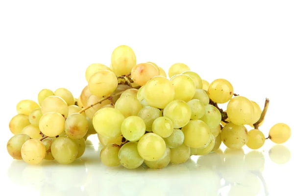 Uvas dulces maduras aisladas en blanco — Foto de Stock