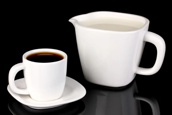 Een kopje sterke koffie en zoete room geïsoleerd op zwart — Stockfoto