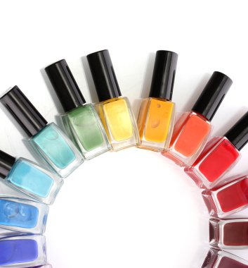 Beyaz üzerine izole edilmiş parlak oje grupları