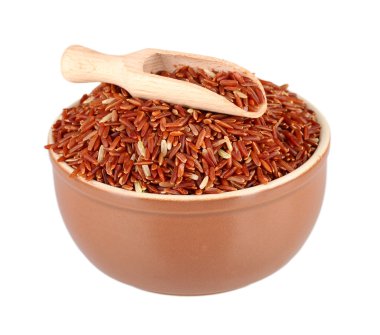 Kırmızı üzerine beyaz izole kahverengi platewith bir tahta kaşık pirinç