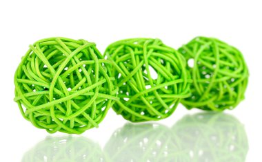 hasır bambu topları üzerinde beyaz izole