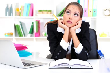 düşünceli bir iş kadını belge ve defter Office