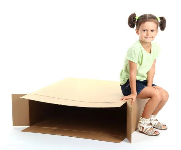 Schönes kleines Mädchen mit Schachtel isoliert auf weiß — Stockfoto