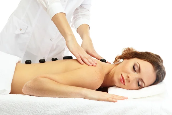 Vacker ung kvinna i spasalong får massage med spa stenar — Stockfoto