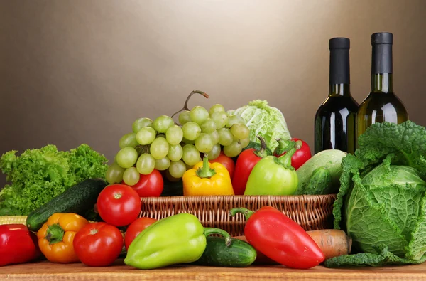 Composição com legumes em cesta de vime no fundo marrom — Fotografia de Stock