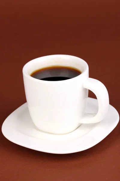 Una tazza di caffè forte su sfondo marrone — Foto Stock