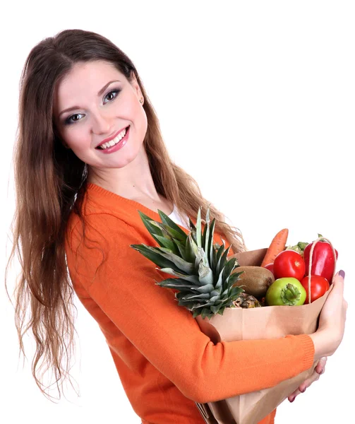 Mulher segurando um saco de supermercado cheio de vegetais frescos e frutas isoladas em branco — Fotografia de Stock