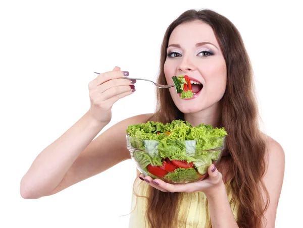 Hermosa mujer con ensalada de verduras aislada en blanco — Foto de Stock