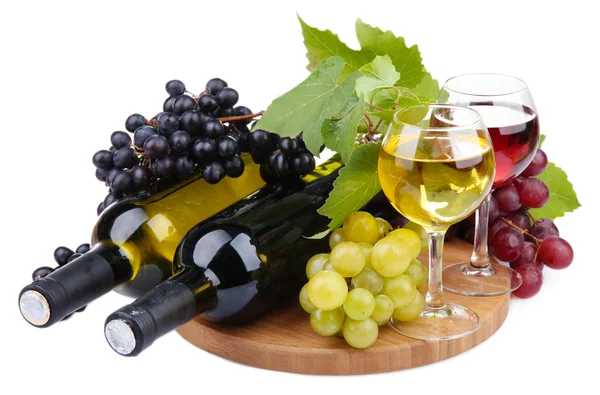 Flaschen und Gläser Wein und verschiedene Trauben, isoliert auf weiß — Stockfoto