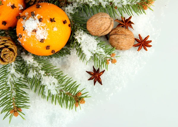 Composición navideña con naranjas y abeto, aislado en blanco — Foto de Stock