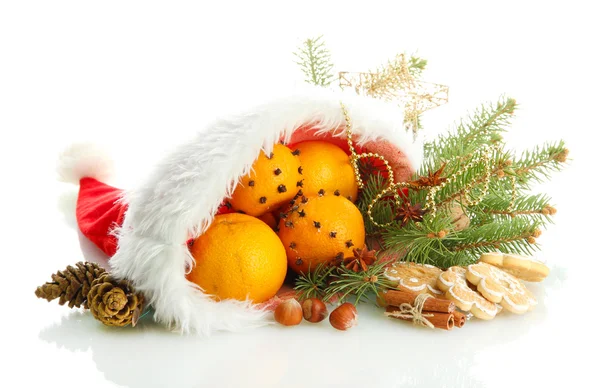 Vánoční složení pomeranče a jedle v santa claus klobouk, izolované na bílém — Stock fotografie
