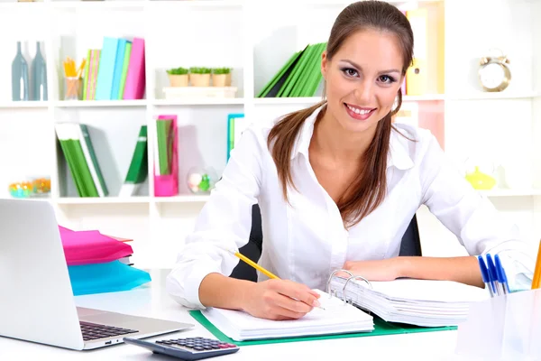 Junge hübsche Geschäftsfrau mit Notizbuch im Büro — Stockfoto