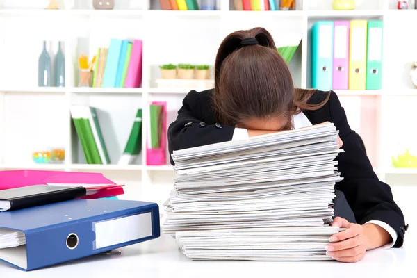 Donna d'affari stanca con documenti sul posto di lavoro — Foto Stock