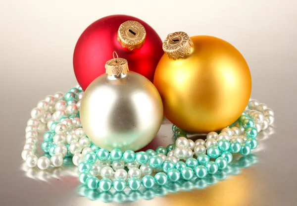 Kerstmis decoratie en geschenk dozen op grijze achtergrond — Stok fotoğraf