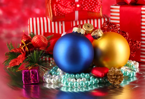Weihnachtsdekoration und Geschenkboxen auf grauem Hintergrund — Stockfoto