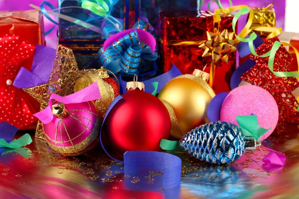 Рождественские украшения на фиолетовом фоне — стоковое фото