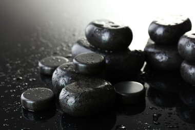 gri zemin üzerine damla taşlarla Spa