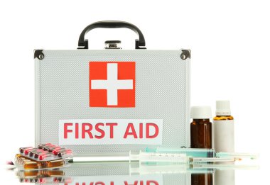 ilk yardım kutusu, üzerinde beyaz izole