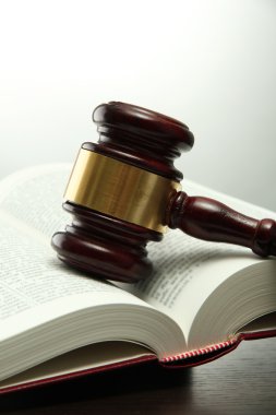 tahta tokmak ve gri arka plan üzerinde ahşap masa kitap