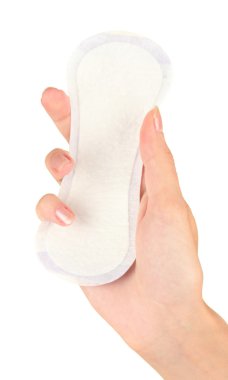 Beyaz arka plan yakın çekim bir günlük hijyenik ped tutan kadın eli